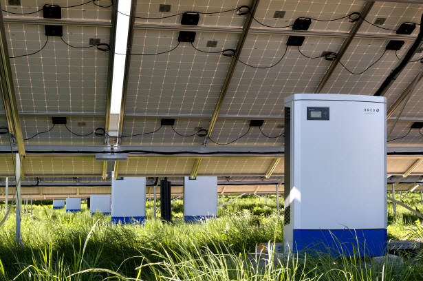 태양광발전소에 설치된 카코뉴에너지 인버터. [자료:OCI]