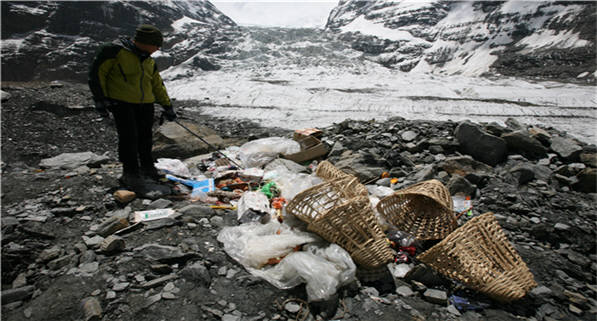 네팔 안나프루나 보호구역에 관광객에 의해 버려진 쓰레기. [자료:한국환경공단]