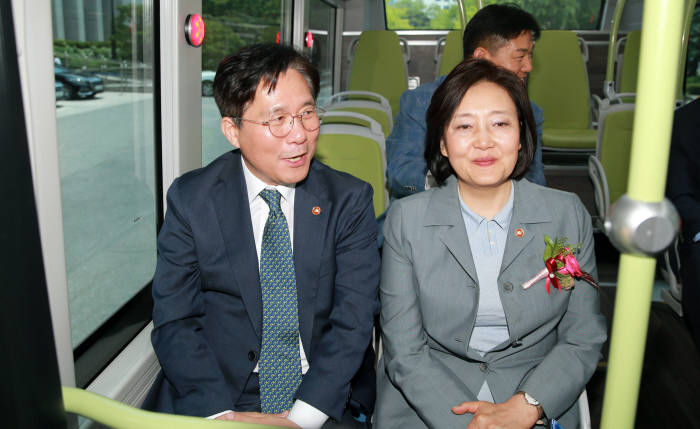 성윤모 산업부 장관(왼쪽)과 박영선 중기부 장관이 30일 국회 수소충전소 착공식 및 협약식에 참석했다.