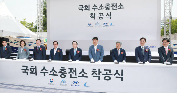 성윤모 산업부 장관(오른쪽에서 두번째)이 30일 국회 수소충전소 착공식 및 협약식에 참석했다.