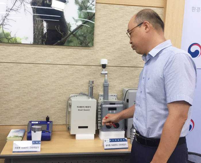 박륜민 환경부 대기미래전략과장이 미세먼지 간이측정기에 대해 설명했다.