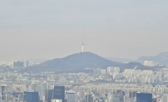 미세먼지로 둘어쌓인 서울 남산 모습.