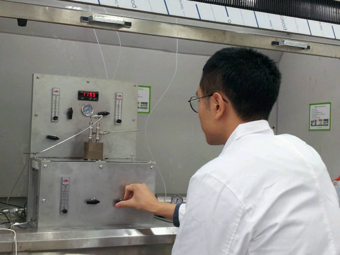 서울대학교 연구진이 실험실에서 고순도 수소 생산기술 개발 연구를 하고 있다.