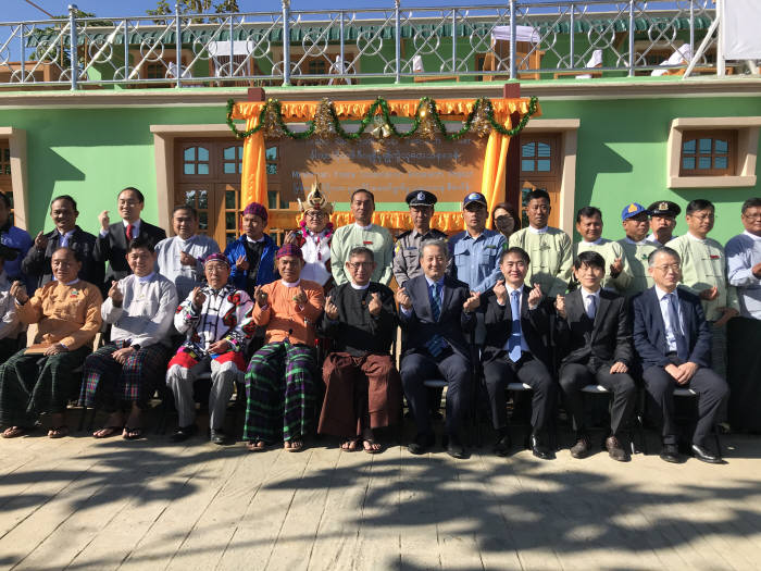 박천규 환경부차관(앞줄 오른쪽 네번째)은 7일 오전 미얀마 카친 생물자원 연구 확대를 위해 한-미얀마가 카친주 푸타오에 공동으로 설치한 카친 생물다양성 연구실 개소식에 참석했다.