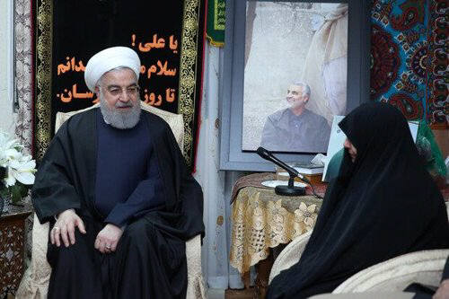 하산 로하니 이란 대통령(왼쪽)이 3일(현지시간) 미군의 폭격으로 이라크에서 숨진 거셈 솔레이마니 이란 혁명수비대 쿠드스군 사령관의 유족을 이튿날 찾아가 조문했다. 사진:연합뉴스