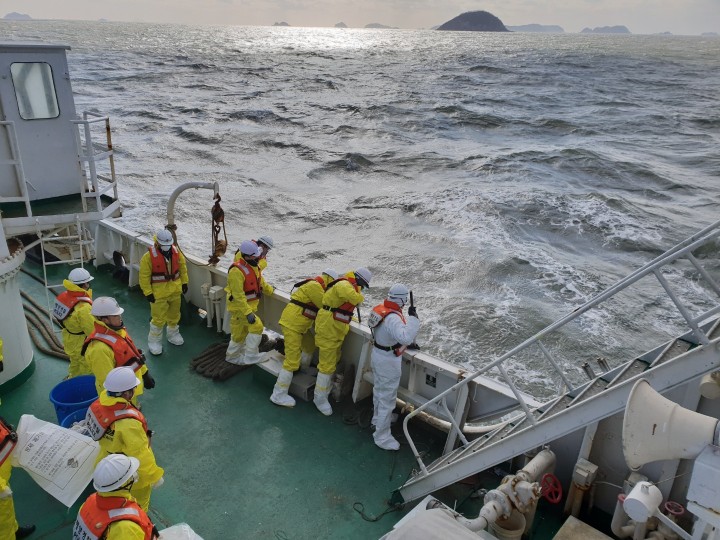 해양오염물질 제거하는 해경(사진 : 뉴스1)