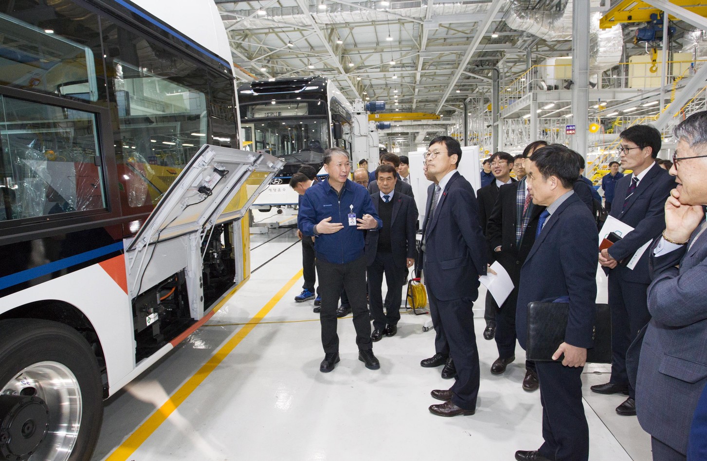수소차 업계 간담회가 17일 전북 완주산업단지 현대차 상용차공장 본관에서 열렸다(사진 : 산업통상자원부 홈페이지)
