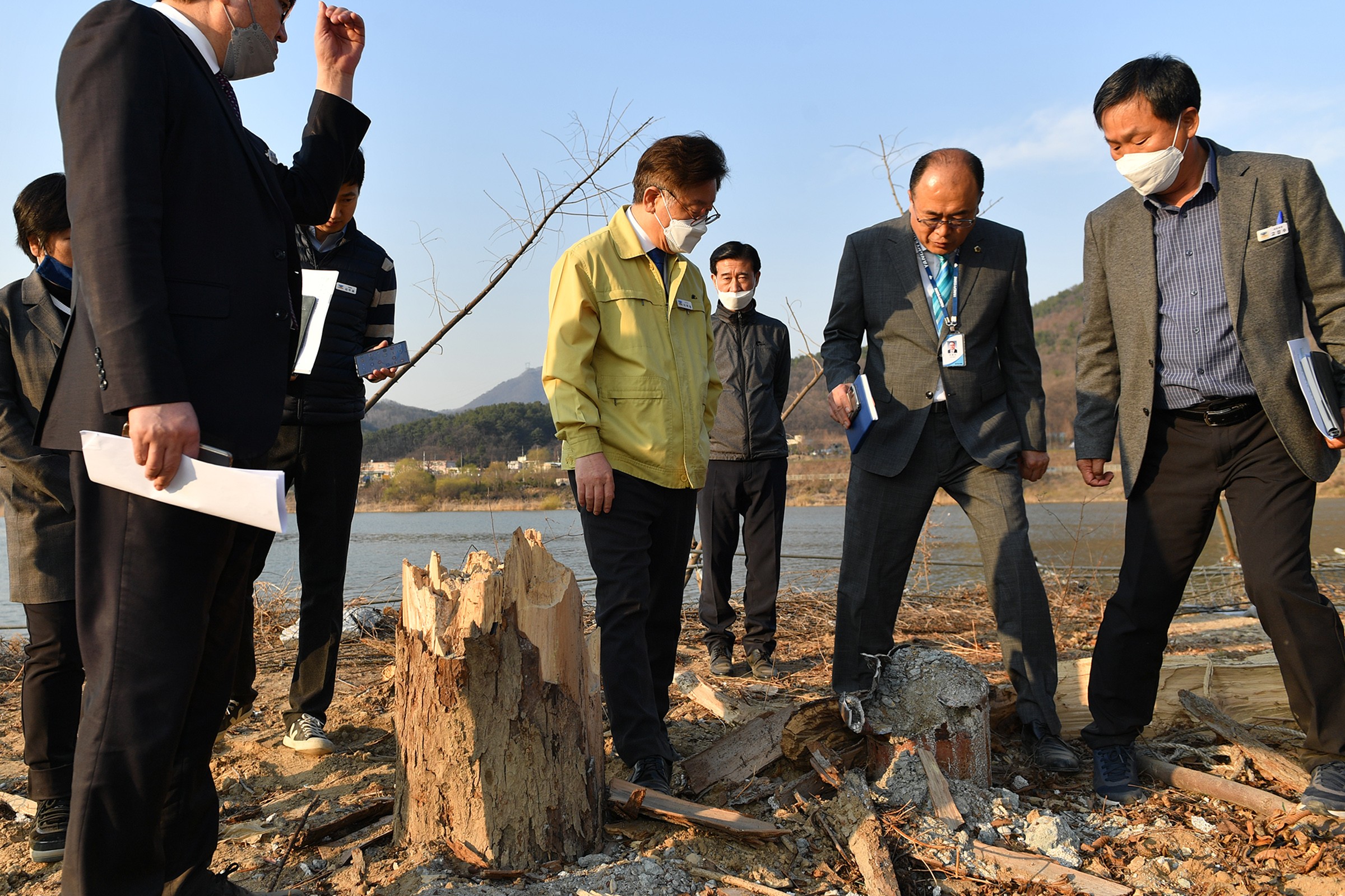 이재명 경기도지사가 24일 양평 거북섬 하천·계곡 불법시설물 철거 현장 점검에 나섰다.(경기도청 제공)