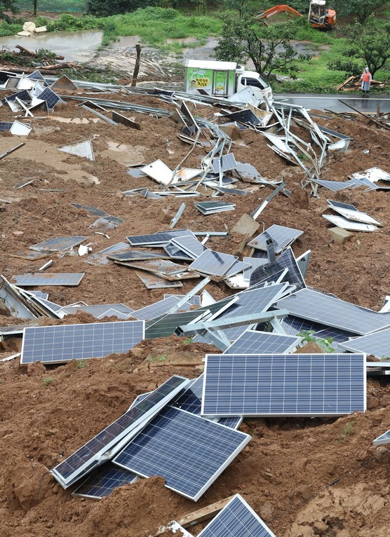 사진은 2018년 7월 폭우로 경북 청도군 매전면 온막리 국도 58호선 옆 야산에서 산사태가 나 산비탈에 설치된 태양광 발전시설 일부가 무너진 모습(제공:News1)