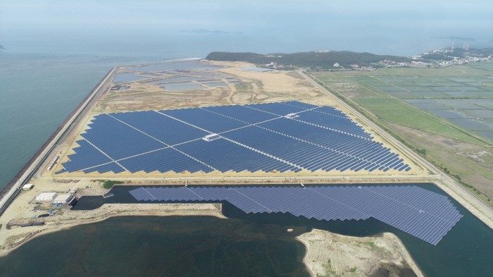 한국동서발전 당진화력본부 회매립장에 설치된 태양광 발전설비 전경(제공:동서발전)