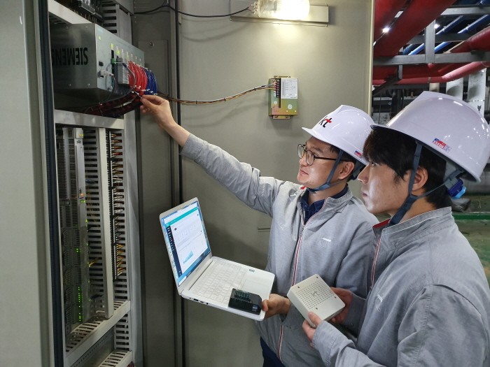 KT 연구원이 냉난방 설비 최적 제어 솔루션이 적용된 대전 서구 세이브존 기계실에서 에너지 절감 효과를 확인하고 있다(제공:KT)