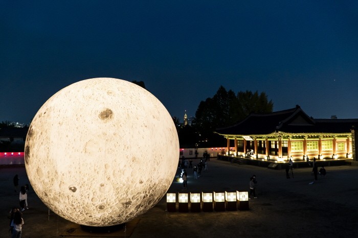 낙남헌 앞에 설치된 거대한 보름달 조명(제공:수원문화재단)