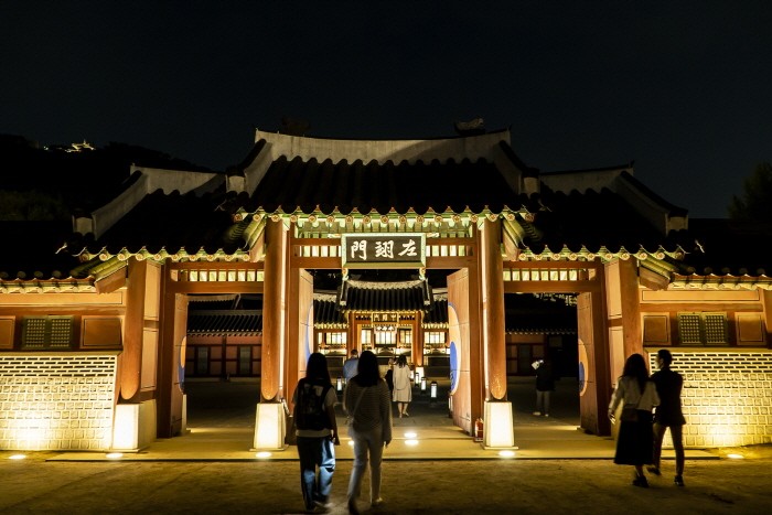 고궁의 정취와 색다른 운치를 만날 수 있는 화성행궁 야간개장(제공:서울문화재단)