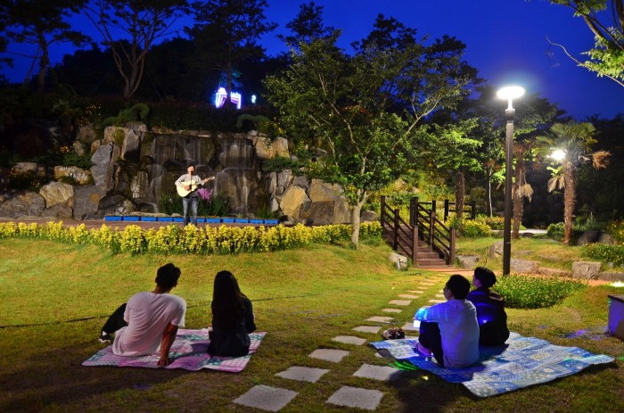 강진에서 즐기는 한여름 밤의 피크닉(제공:한국관광공사)
