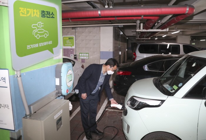 한국전력은 전기차에 충전 플러그를 연결만 하면 사용자 인증과 결제가 자동으로 이뤄지는 '플러그 앤 차지' 충전기술을 개발했다고 7일 밝혔다(제공:News1)