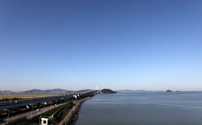 인천 서구 영종대교 전망대에서 바라본 하늘이 구름 한 점 없이 청명하고 푸르게 보이고 있다(제공:News1)