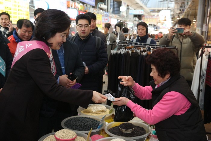박영선 중소벤처기업부 장관이 서울 강동구 암사종합시장을 방문해 온누리상품권으로 물건을 구입하고 있다(제공:News1)
