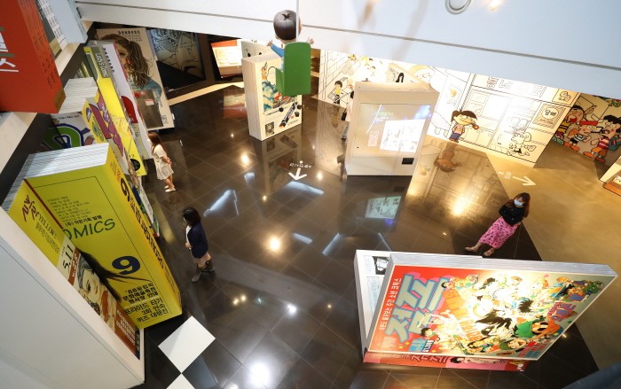 24일 오전 경기 부천시 한국만화박물관에서 관람객들이 만화 관람을 하고 있다(제공:News1)