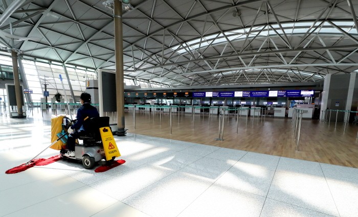 인천국제공항 1터미널 출국장에서 공항직원이 텅빈 출국장을 청소하고 있다(제공:News1)