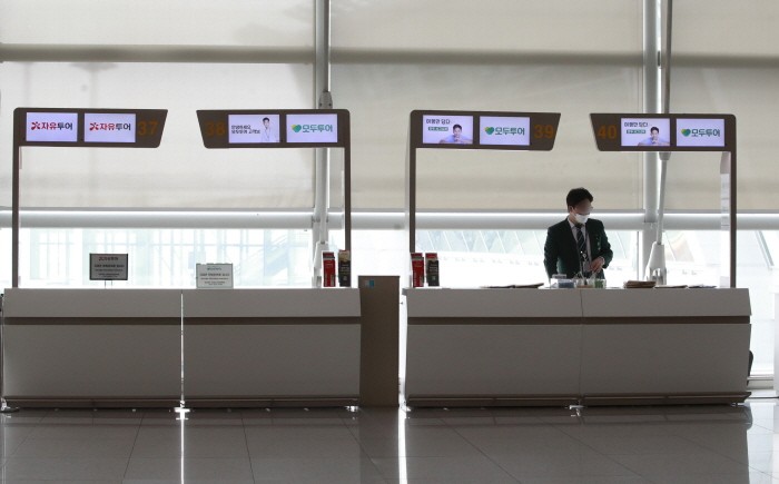 코로나19 확산으로 여행객이 급감하고 있는 가운데 21일 인천국제공항 제1여객터미널 출국장 3층 여행사 창구가 한산하다(제공:News1)