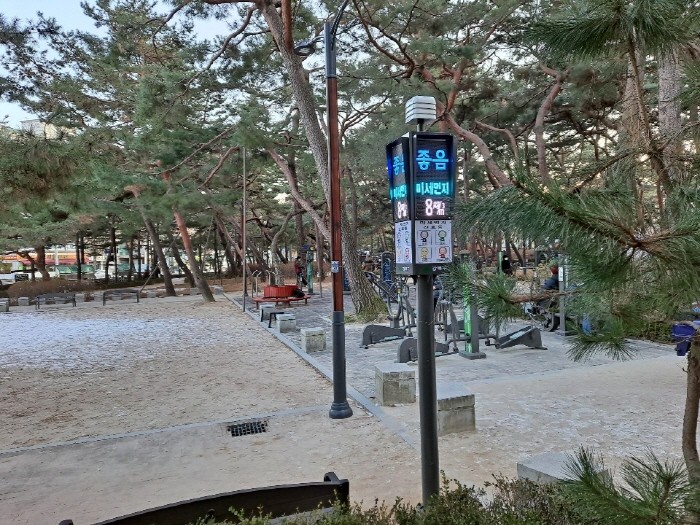 서울 강북구 우이동 솔밭공원에 설치된 미세먼지 신호등(제공:강북구)