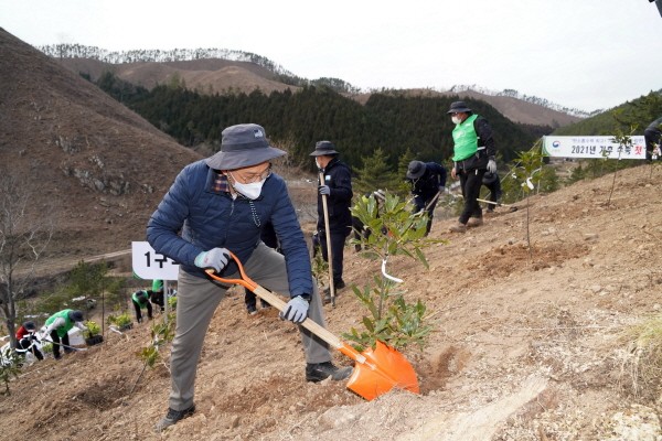 박종호 산림청장이 2050 탄소중립 달성을 위한 2021년첫 나무심기에 참여했다.(사진=산림청)