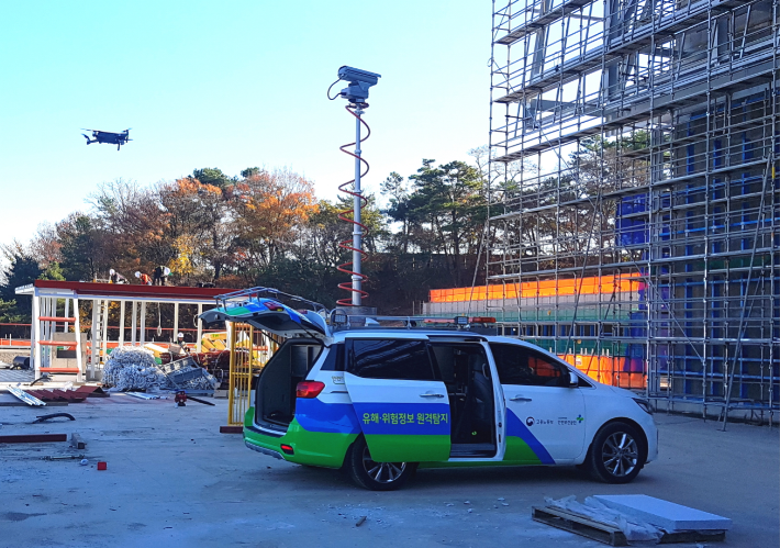 드론, CCTV 갖춘 특수차량을 활용하여 건설현장 비대면 안전점검을 실시하고 있다.(안전보건공단(