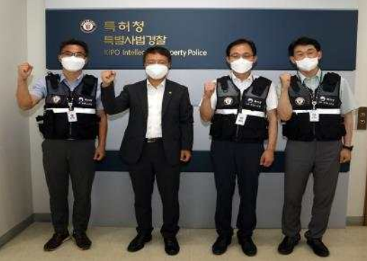 : 김용래 특허청장(왼쪽 두 번째)이 특허청 기술경찰 수사인력들과 기념촬영을 하고 있다.(사진=특허청) 