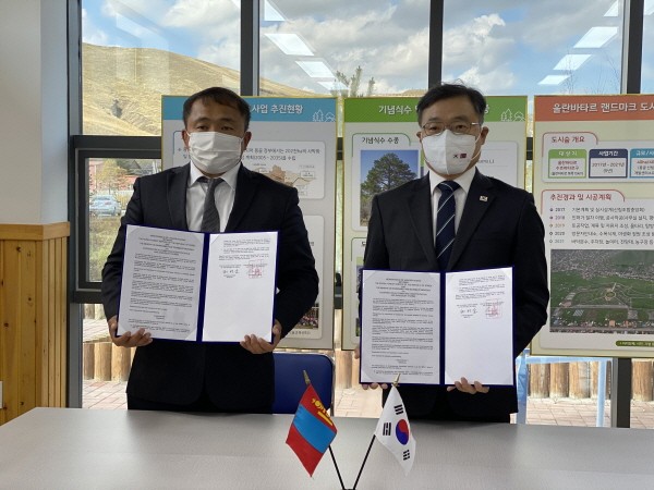 최병암 산림청장(오른쪽)이 몽골환경관광부와 사막화·황사 방지 협력 양해각서를 체결하고 있다.