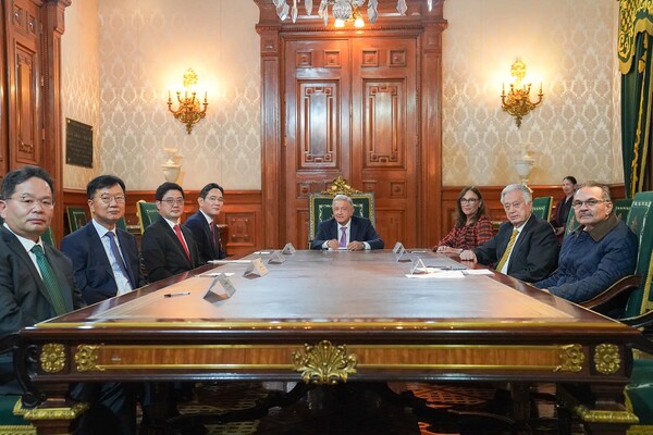  멕시코 대통령과 주요 인사를 만나는 이재용 부회장과 삼성 임원들 [사진 오브라도르 대통령 페이스북]