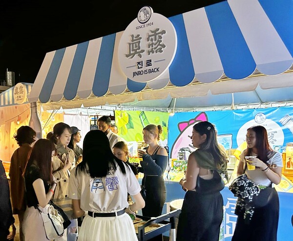 하이트진로가 지난 22~24일 대만에서 '가오슝 벚꽃 뮤직 페스티벌'에 후원기업으로 참여해  두꺼비 콘셉트의 부스에서 과일 소주 제품을 판매하고 홍보했다. [사진 하이트진로]