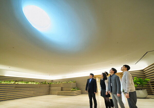 LG 직원들이 LG트윈타워 지하 1층에 새로 조성된 ‘틴들(Tyndall)’에서 햇빛이 들어오는 천장을 바라보고 있다. [사진 LG]