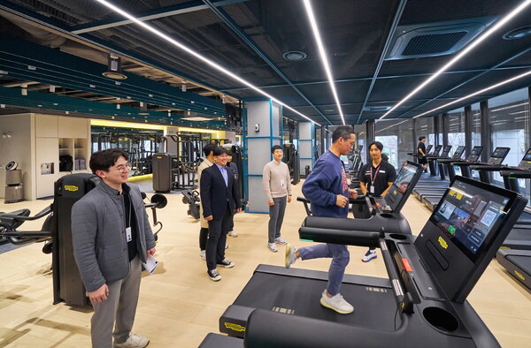 LG 직원들이 LG트윈타워 동관 2층에 신규 조성된 ‘트윈 피트니스’에서 운동기구를 체험하고 있다. [사진 LG]