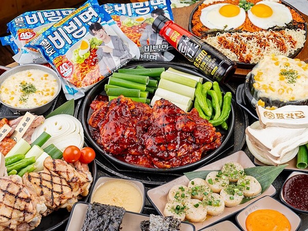 종합식품기업 팔도가 숯불닭갈비 브랜드 ‘팔각도’와 협업으로 ‘팔도비빔면 볶음밥’과 ‘틈새 맵불닭갈비’를 내달 1일~8월 31일 전국 팔각도 매장에서 선보인다고 31일 밝혔다. [사진 팔도]